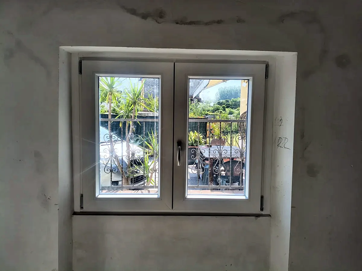 Finestra in PVC bianco 76 mm a due ante, vista dall&rsquo;interno
