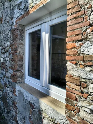 Finestra 2 ante in bianco, casa in pietra