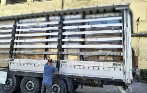 La consegna: i serramenti arrivano imballati uno per uno
