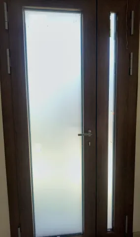 Porta effetto noce con vetro satinato e fisso laterale