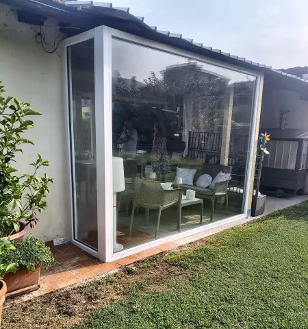 Veranda in PVC bianco con vetrata fissa ad angolo