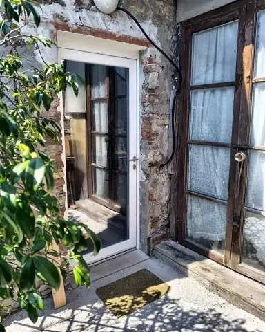 Porta effetto legno, ingresso su cortile